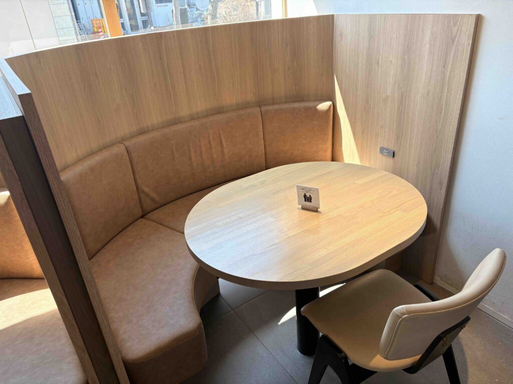 金谷菓子本舗の座席は家族で利用しやすいデザイン。子連れにも優しいソファー席もあります。