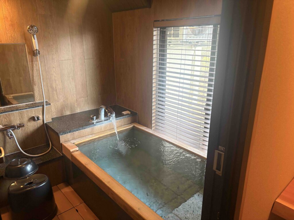 鬼怒川温泉の「あさやホテル」。八番館の眺望風呂付 和洋室です。