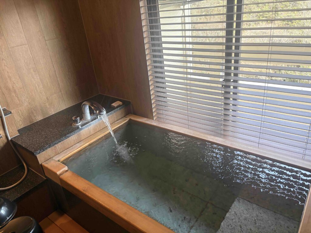 鬼怒川温泉の「あさやホテル」。八番館の眺望風呂付 和洋室です。