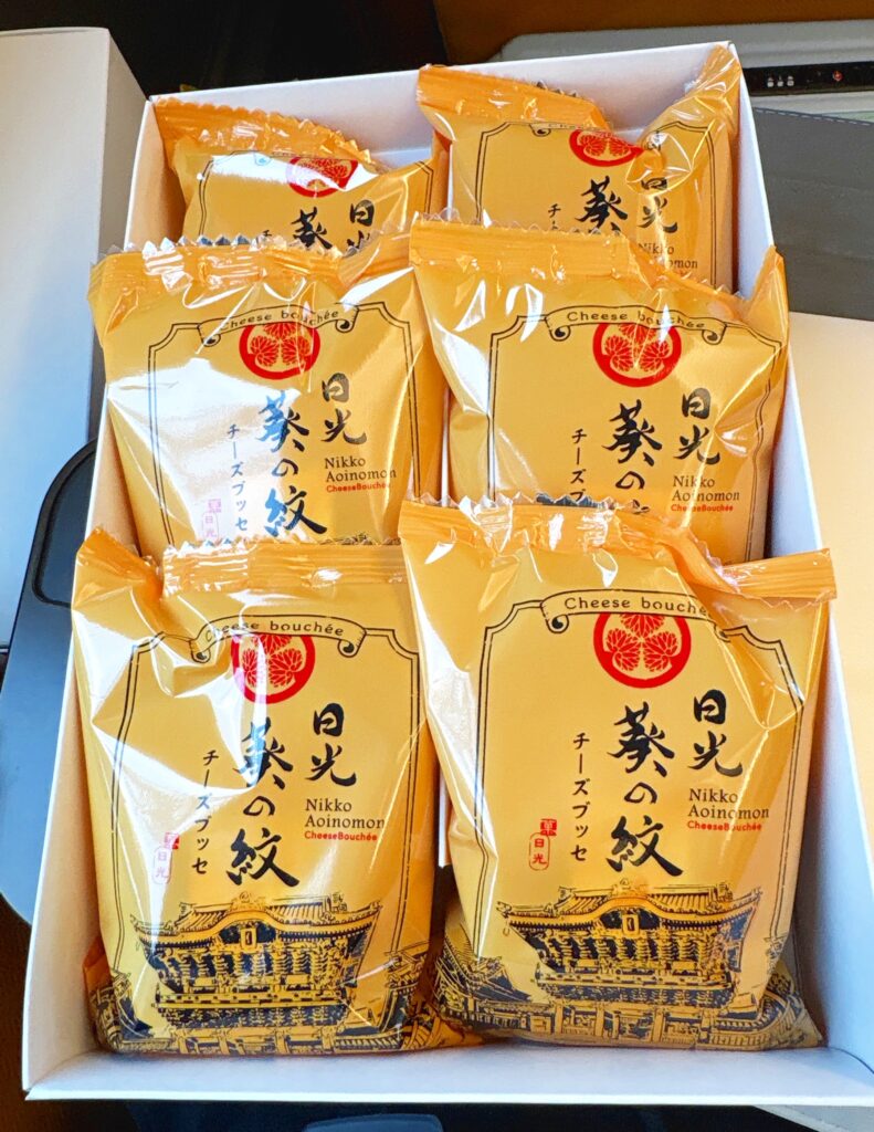 帰りのスペーシアXの車内で食べたおやつ「日光 葵の紋 チーズブッセ」。