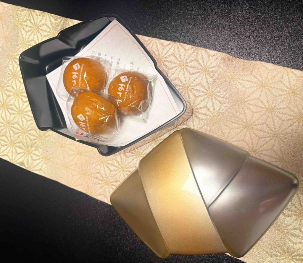 鬼怒川温泉「あさやホテル」のサービスのお饅頭。オリジナル商品ですね。