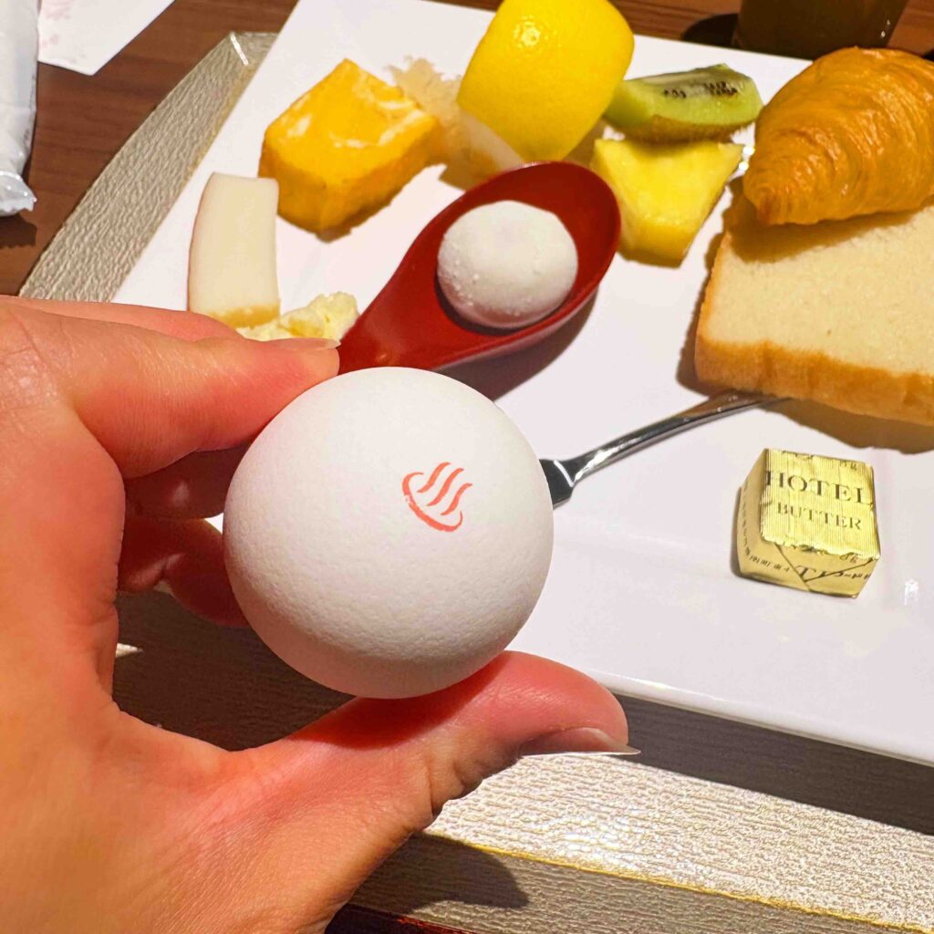あさやホテルの朝食ビュッフェで提供された、可愛い温泉マークの刻印が入った温泉卵