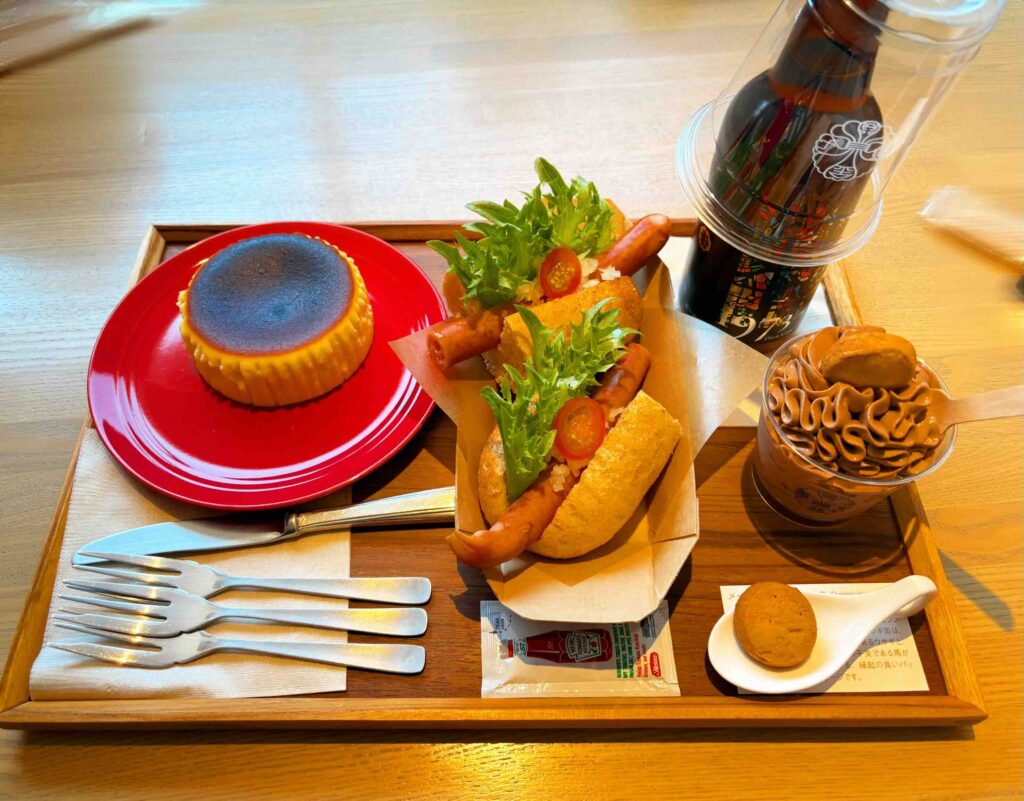 那須豚ドッグ　￥880、カカオソフト　￥660、バスクチーズケーキ￥1,430、美食の神1973Alc.5% 330ml　¥880、
